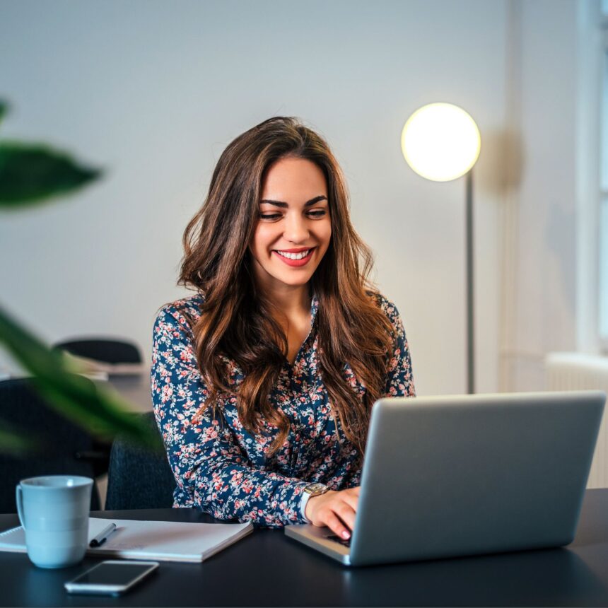 Mulher praticando ergonomia para evitar dor nas costas no trabalho.