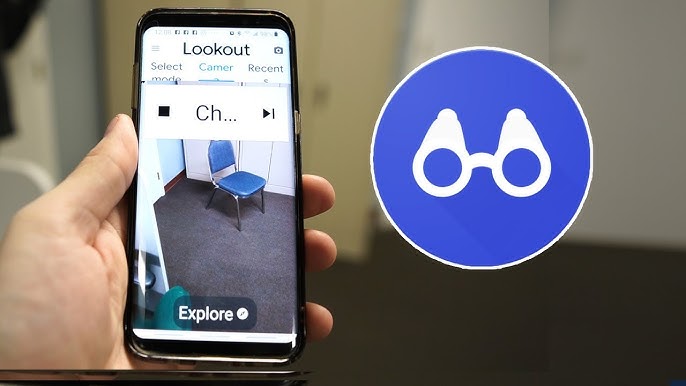 Acessibilidade Digital em ação: Pessoa segura smartphone mostrando o nome do aplicativo Lookout na tela, enquanto a câmera foca em uma cadeira e o sistema descreve o objeto.