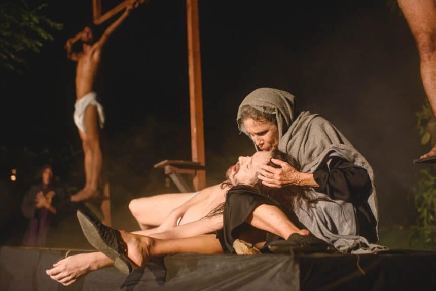 Comunidade do Barro Vermelho e Santa Luiza se une para encenar a Paixão de Cristo no Parque Manolo Cabral em Vitória.