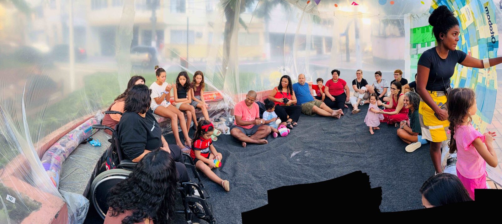 Crianças participam de atividades no evento Carpintaria Aberta em Vitória