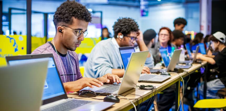 Parceria entre CIEE e IBM oferece cursos gratuitos de IA para preparar jovens capixabas para o novo mercado de trabalho tecnológico.