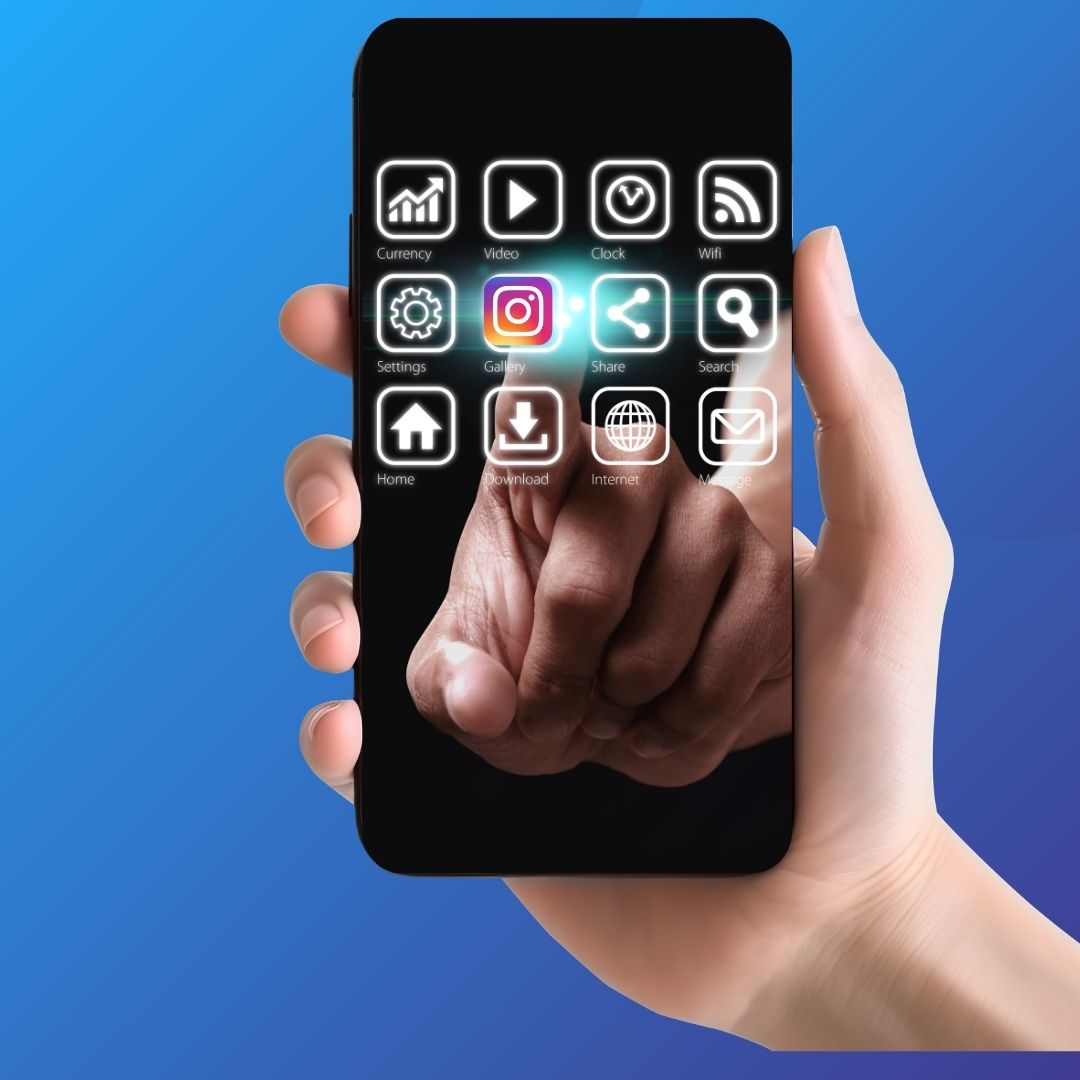 Uma mão com o dedo teleposto pronto para clicar no ícone do Instagram na tela de um celular, demonstrando o primeiro passo de como recuperar sua conta do Instagram hackeada.