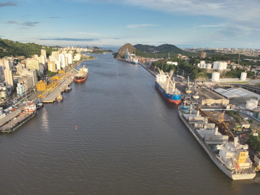 Vista de um porto moderno com navios e guindastes, representando a Economia do Mar 2026 no Espírito Santo.
