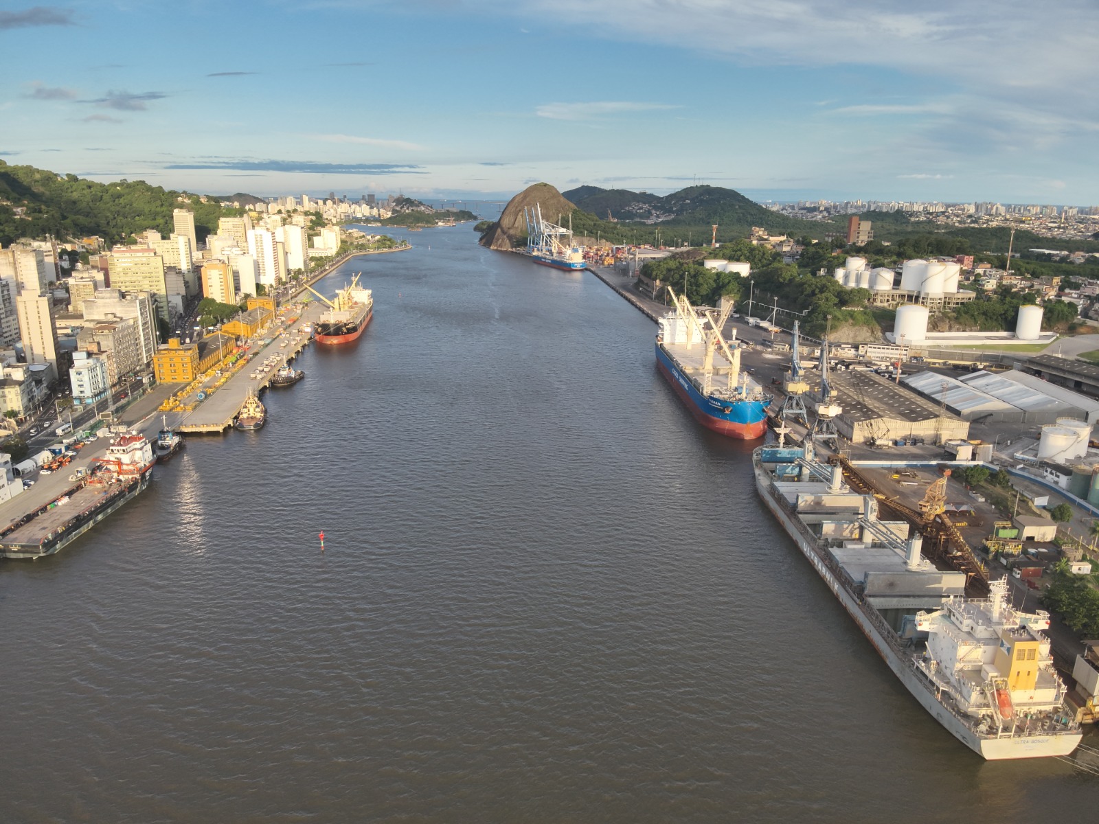 Vista de um porto moderno com navios e guindastes, representando a Economia do Mar 2026 no Espírito Santo.