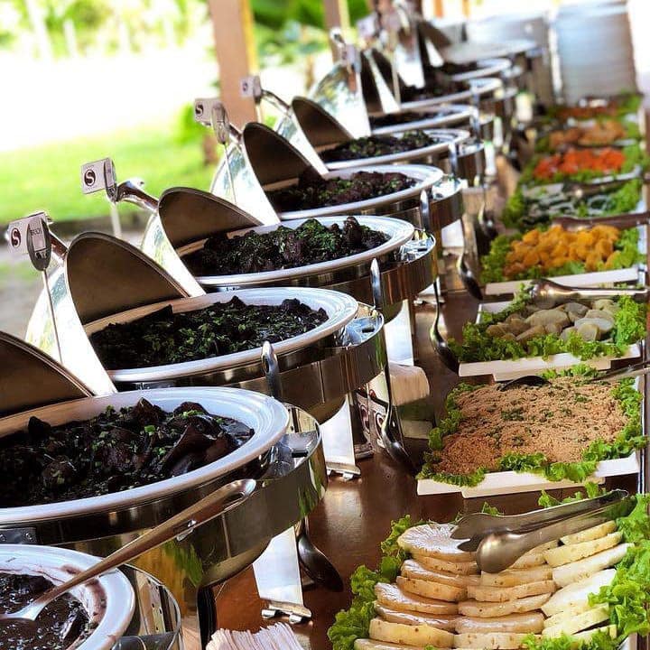 Mesa de buffet de feijoada completa com cumbucas de barro e decoração sofisticada no Steffen Eventos.