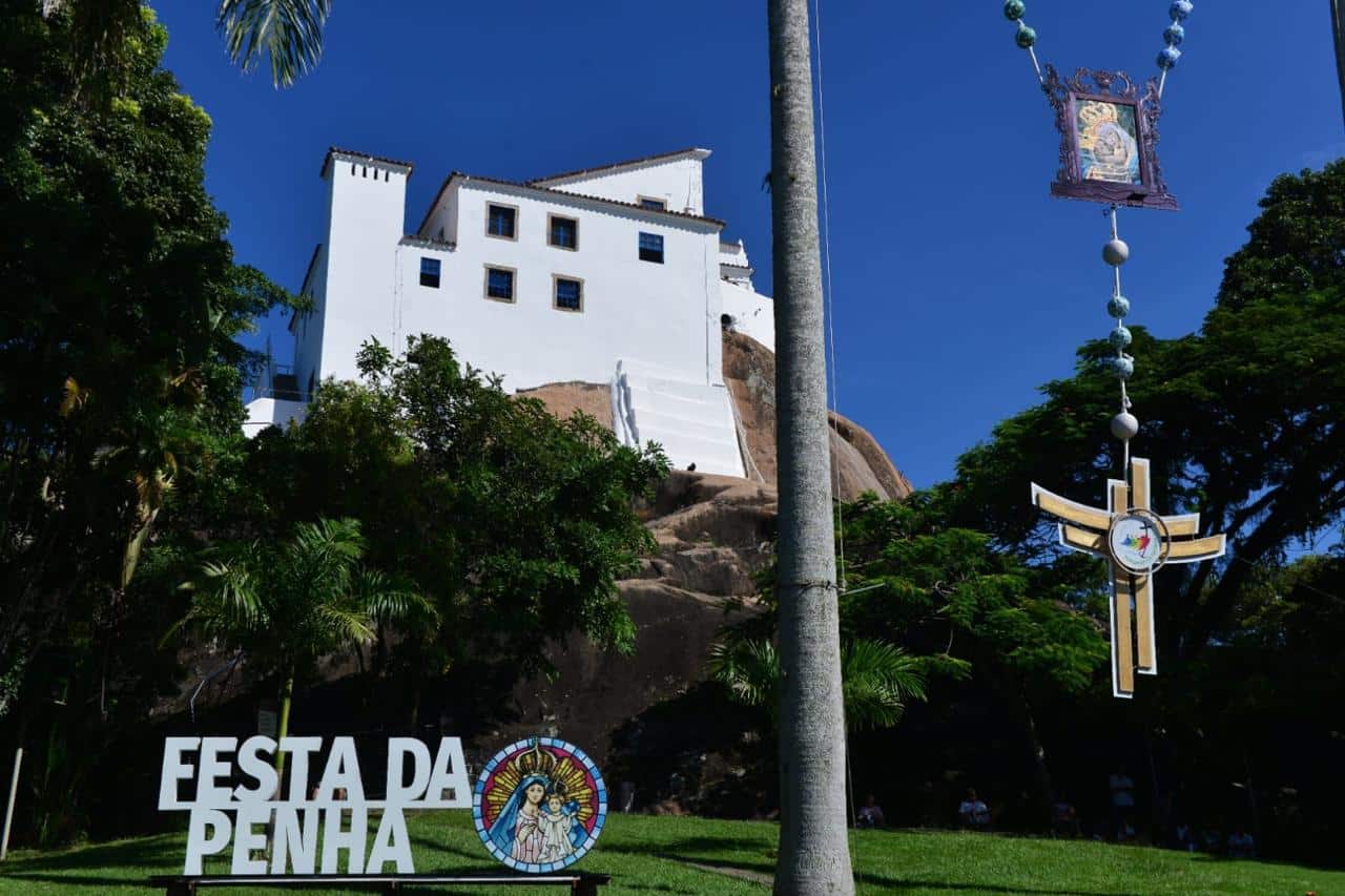Milhares de devotos sobem as ladeiras do Convento da Penha em Vila Velha para agradecer graças alcançadas durante a Festa da Penha.