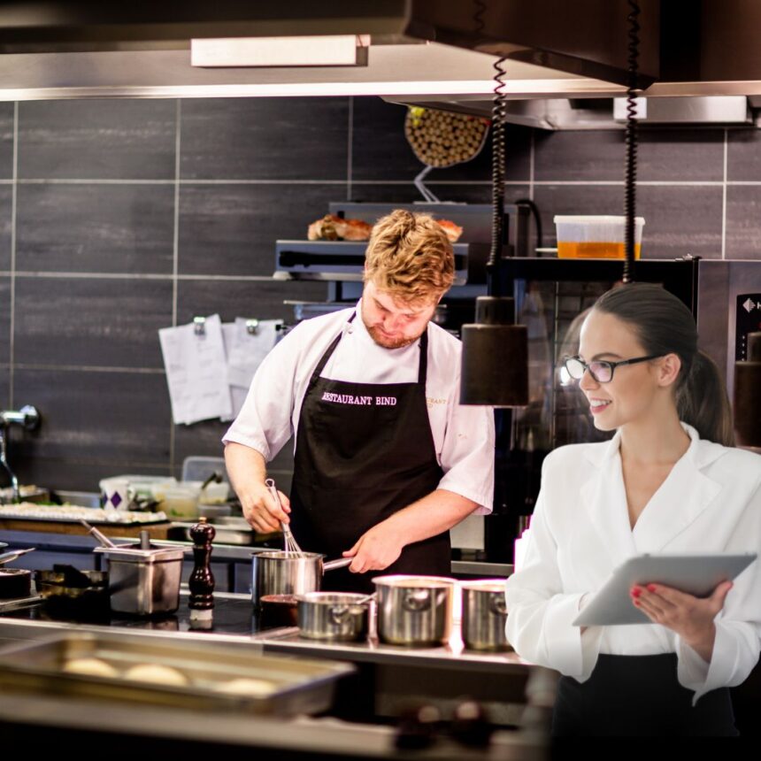 Pessoa em uma cozinha moderna interagindo com uma tela inteligente de Inteligência Artificial 2026.