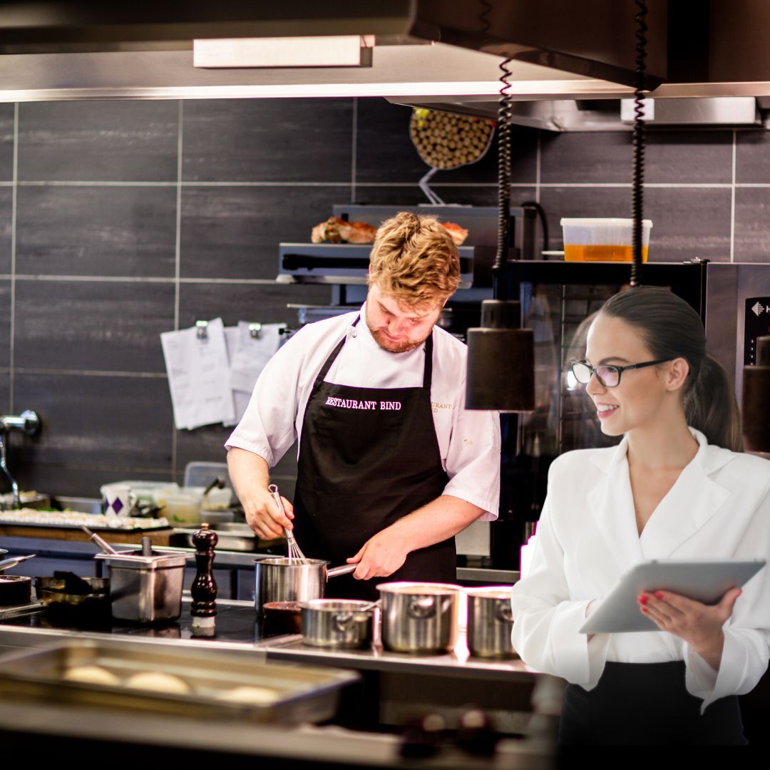 Pessoa em uma cozinha moderna interagindo com uma tela inteligente de Inteligência Artificial 2026.