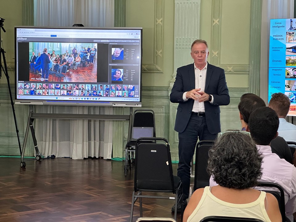 telas interativas nas escolas do Espírito Santo com tecnologia e segurança