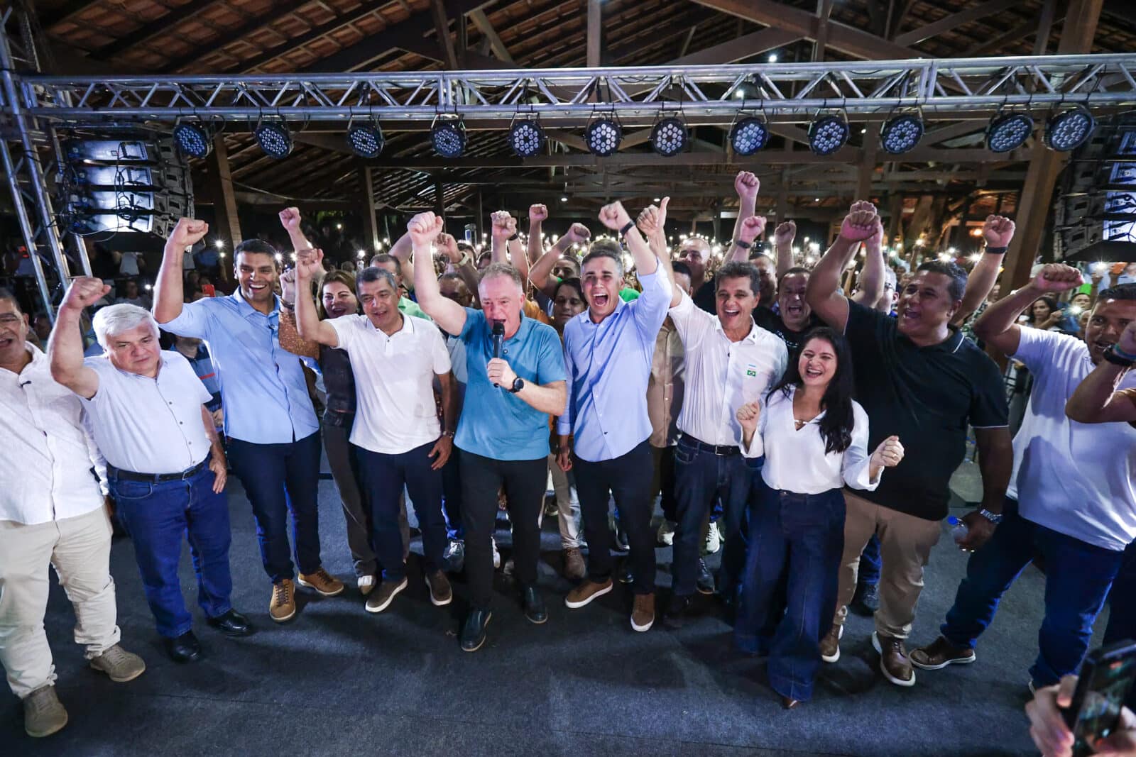 Renato Casagrande, Ricardo Ferraço, Weverson Meireles e Sérgio Vidigal juntos em evento político na Serra.