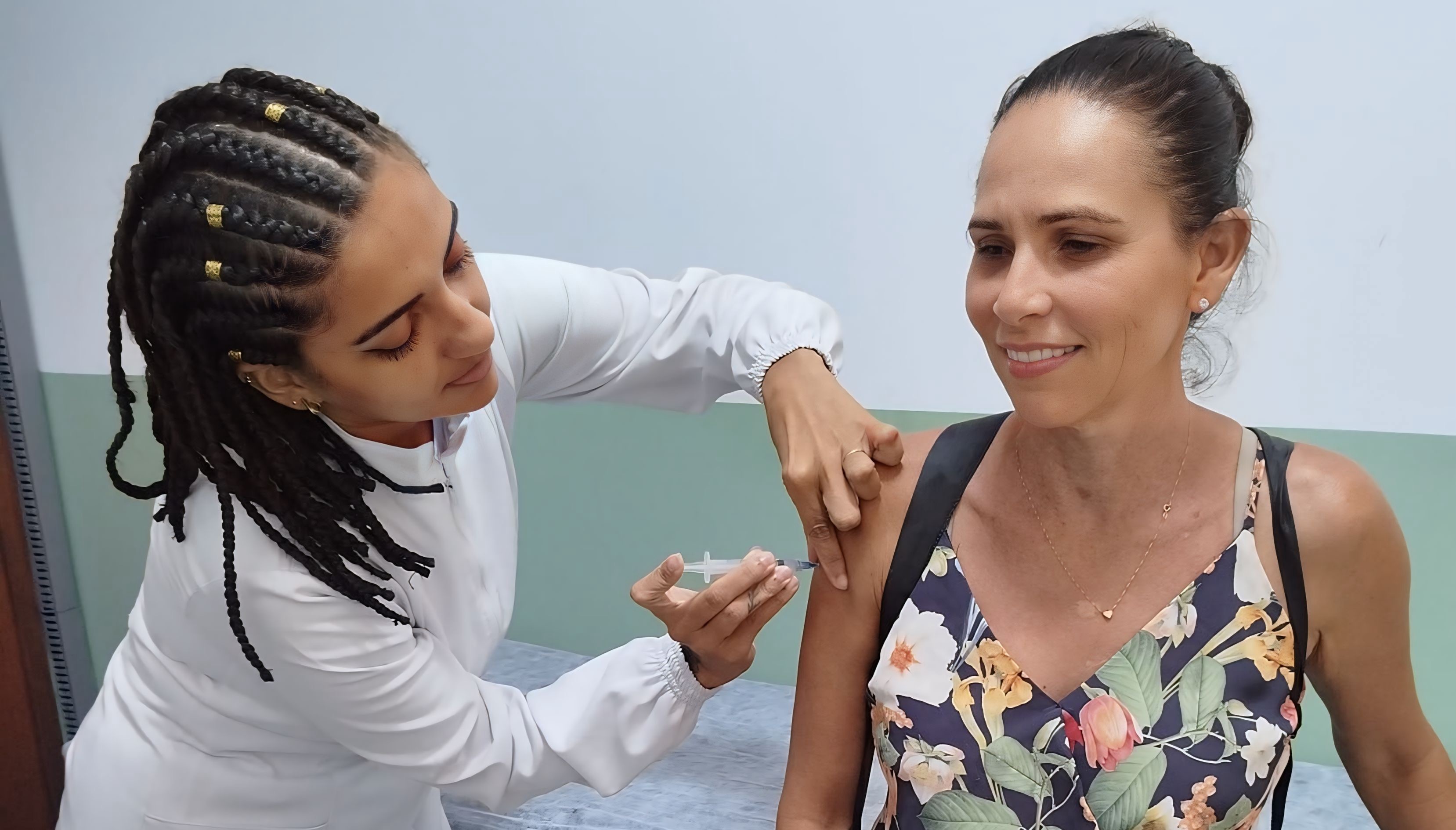 Aplicação de vacina contra Influenza em moradores de Piúma Espírito Santo