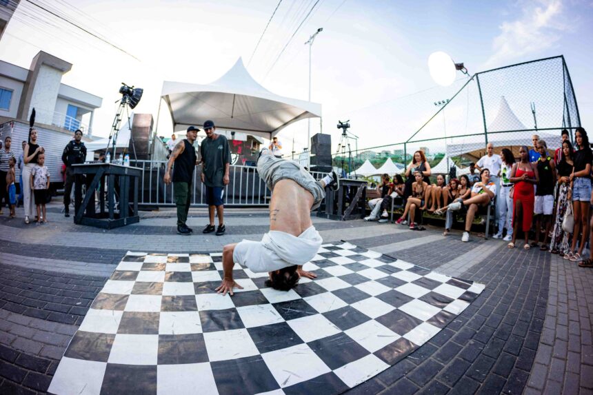 Jovens MCs em uma batalha de rima na Batalha do NB 2026 em Viana.