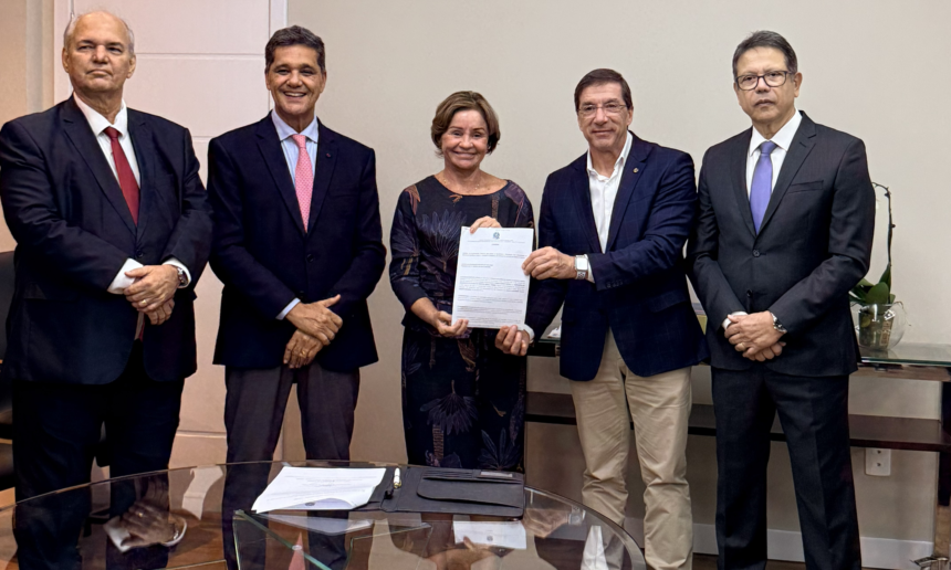 Paulo Baraona (FINDES), Janete Vargas Simões (TJES) e o governador Ricardo Ferraço durante a assinatura do acordo.