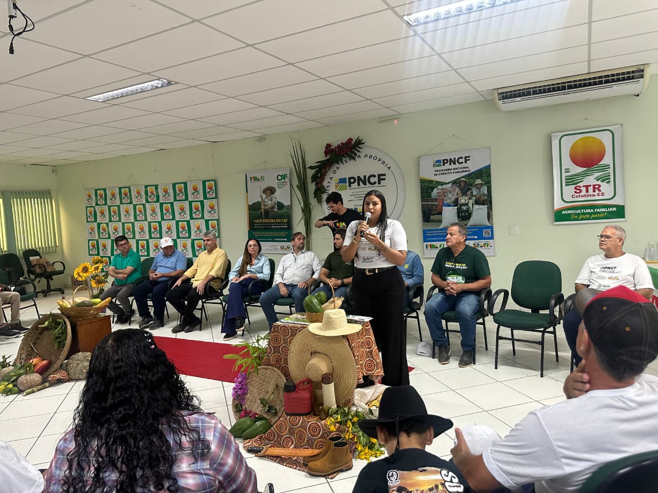 Famílias agricultoras de Colatina celebram a conquista da escritura da terra própria.