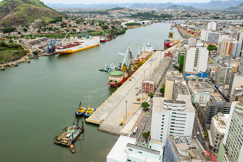 Vista aérea de um terminal portuário industrial no Espírito Santo, simbolizando a exportação de petróleo.