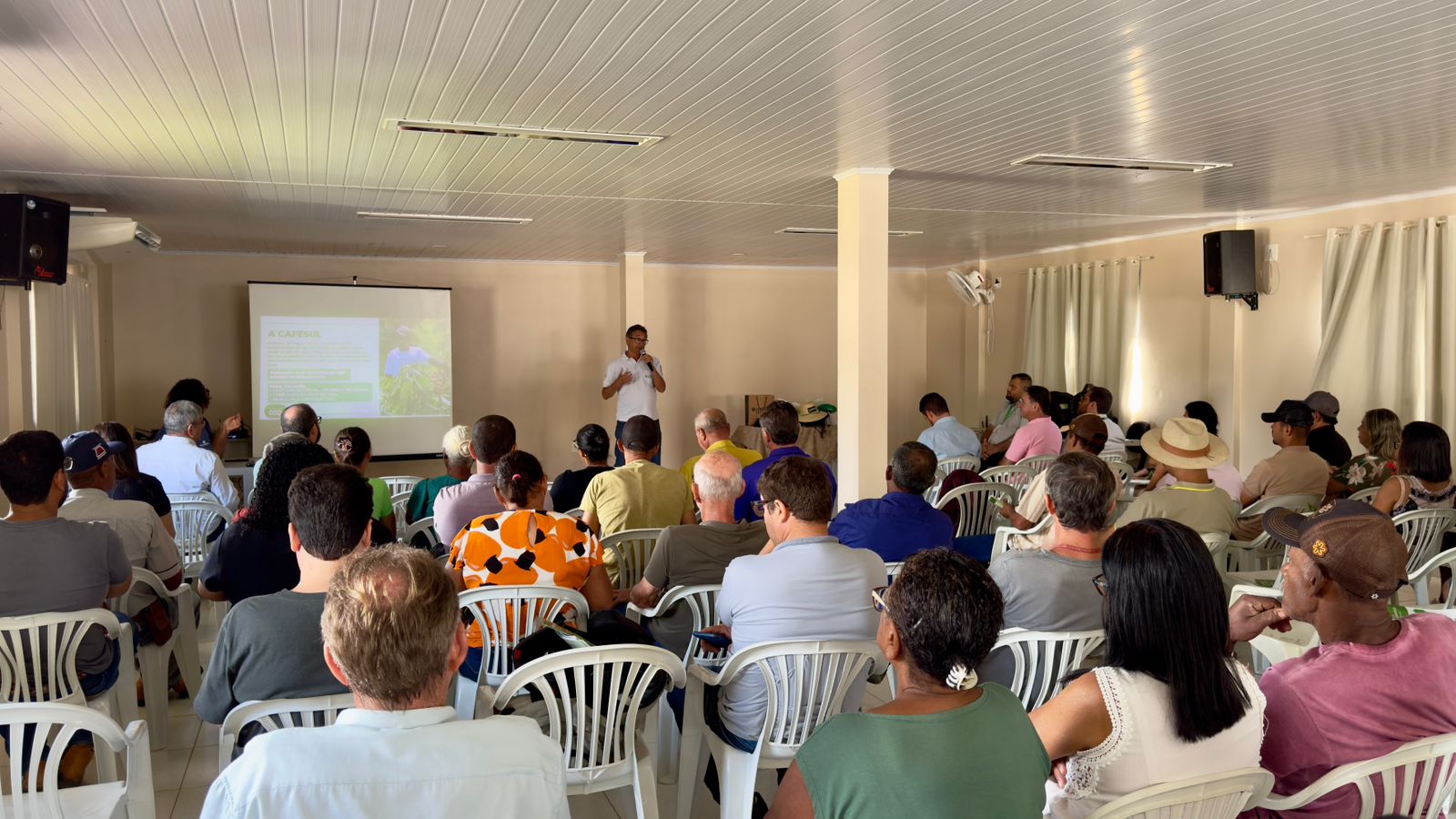 Produtores de café de Presidente Kennedy aprendem novas estratégias para valorizar a produção.