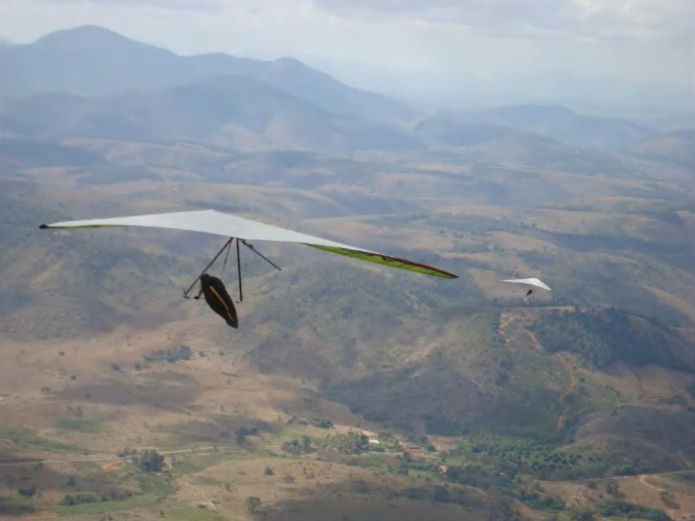 Pilotos se preparam para o Campeonato Brasileiro de Asa Delta na Rampa do Monjolo.