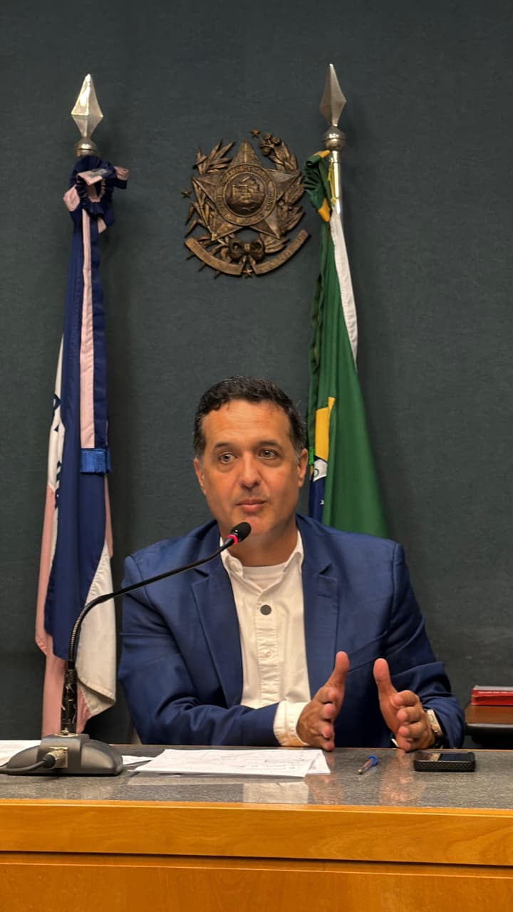 Deputado Fabrício Gandini e lixeiras de coleta seletiva nas escolas.
