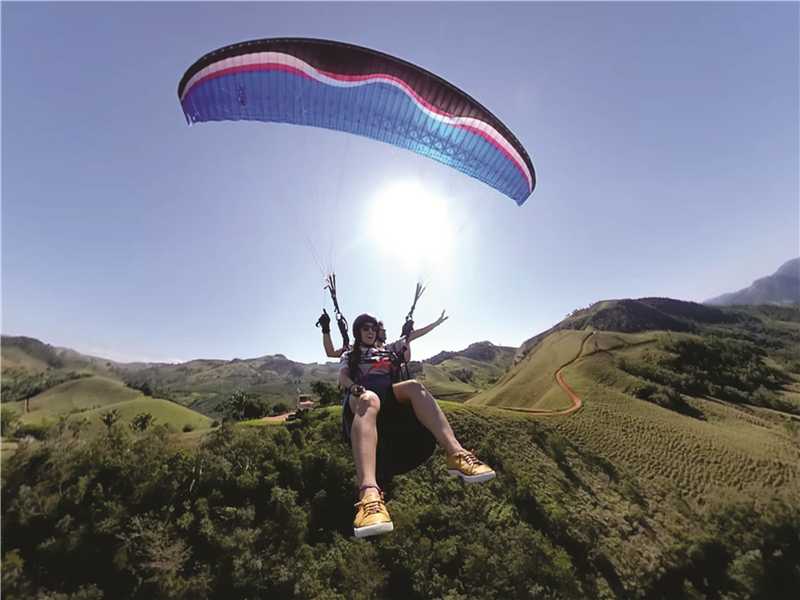 Vista de um parapente voando sobre as montanhas de Alfredo Chaves, representando o prêmio do Concurso Fotográfico Belezas Alfredenses.