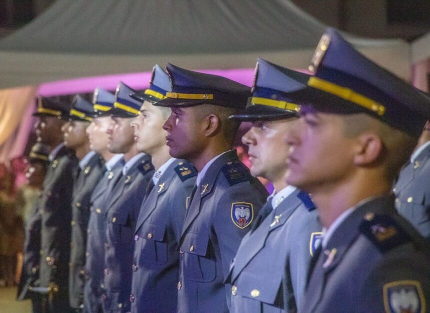 Policiais Militares do Espírito Santo em frente ao quartel general.