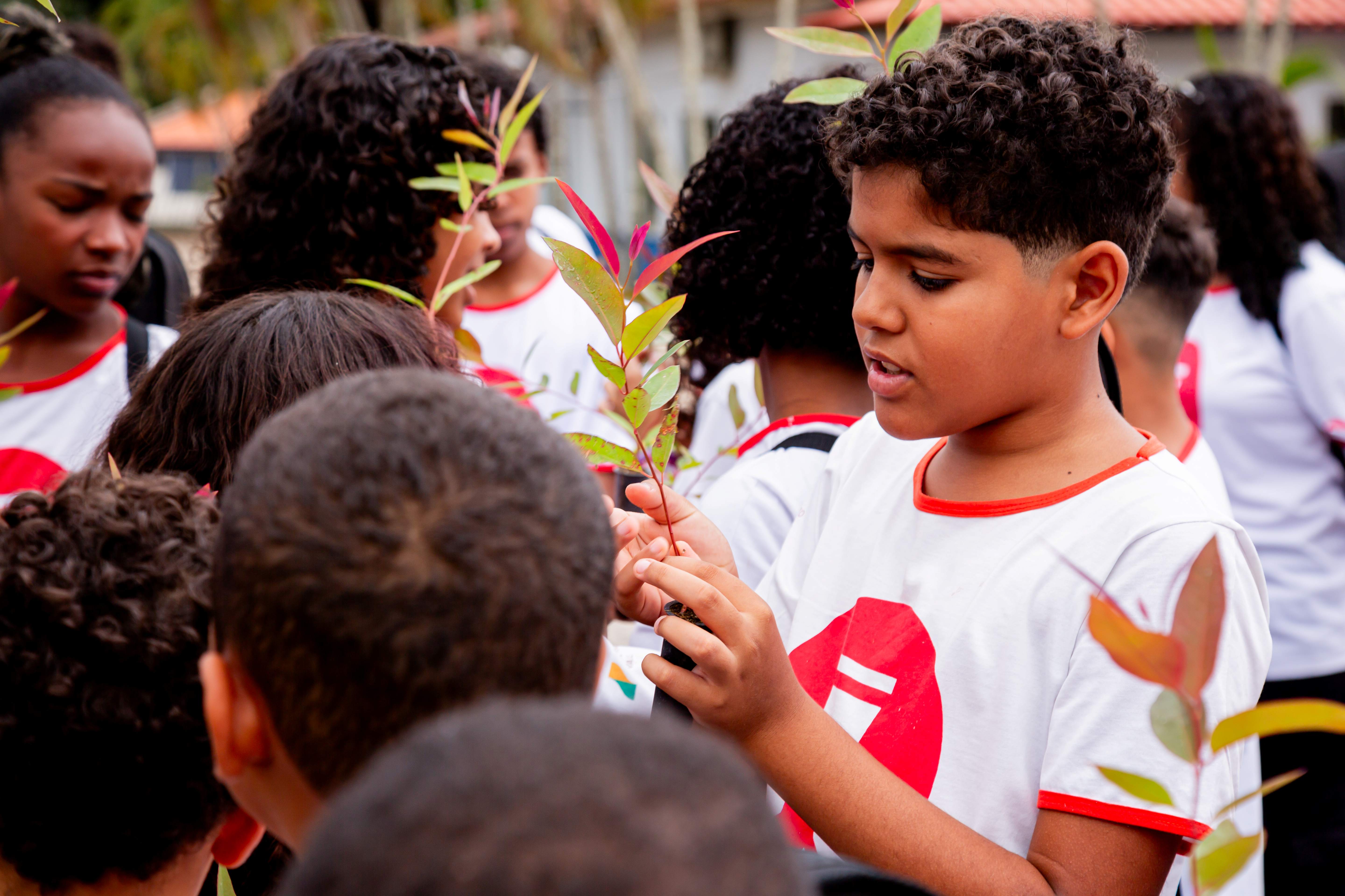 Grupo de crianças interagindo e sorrindo durante as atividades pedagógicas da Escola de Artes em Conceição