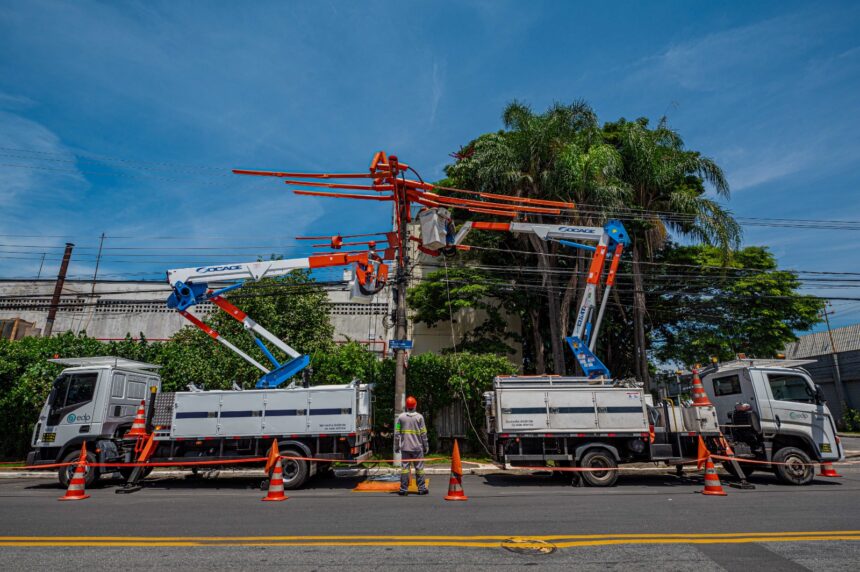 : Equipes da EDP realizando manutenção para a Festa da Penha 2026.