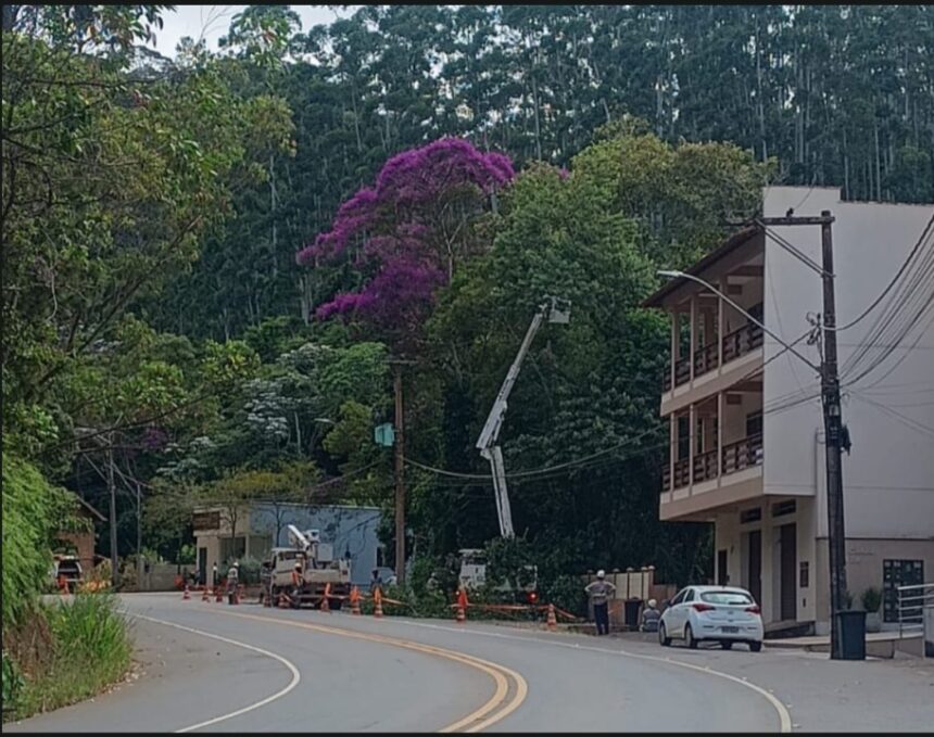 Equipes da EDP realizando manutenção elétrica em Santa Teresa, Espírito Santo.