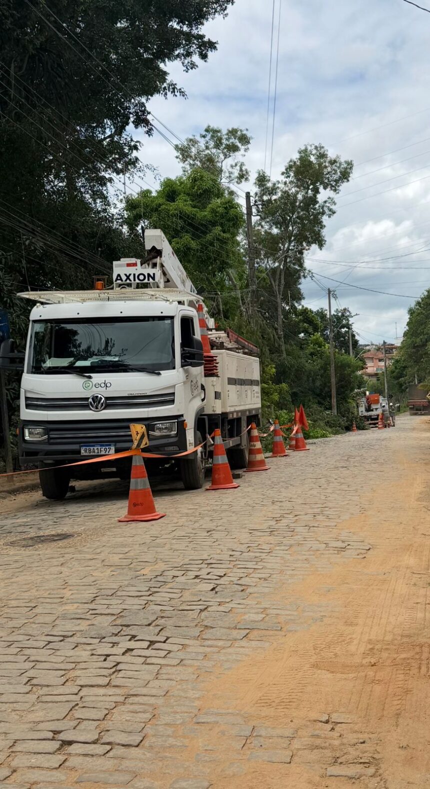 equipes da edp realizam poda de arvores para melhorar fornecimento de energia em nova venecia