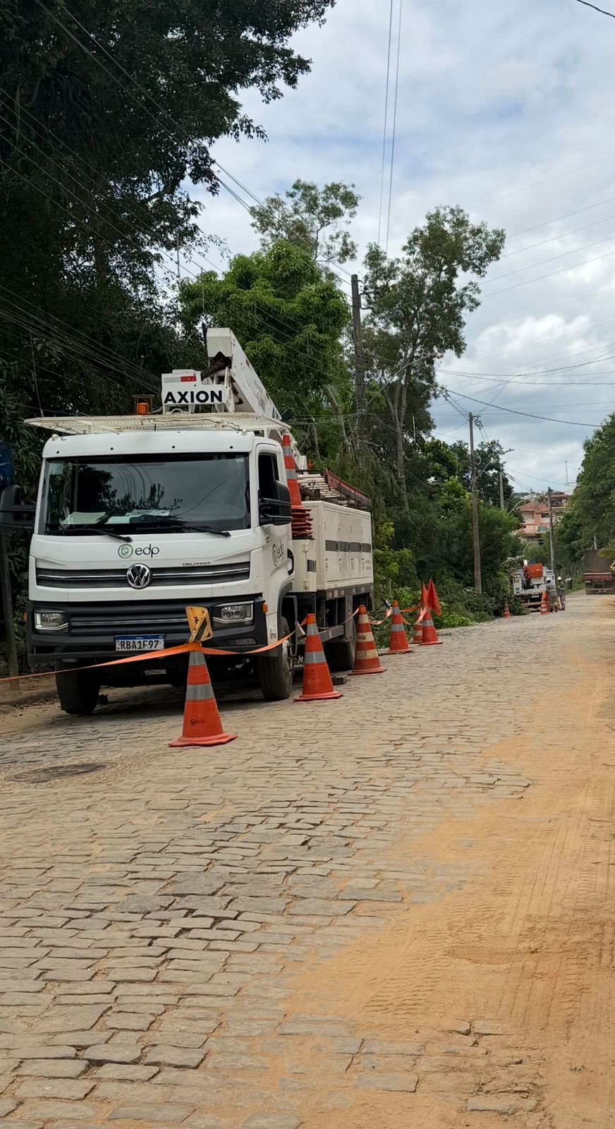 equipes da edp realizam poda de arvores para melhorar fornecimento de energia em nova venecia
