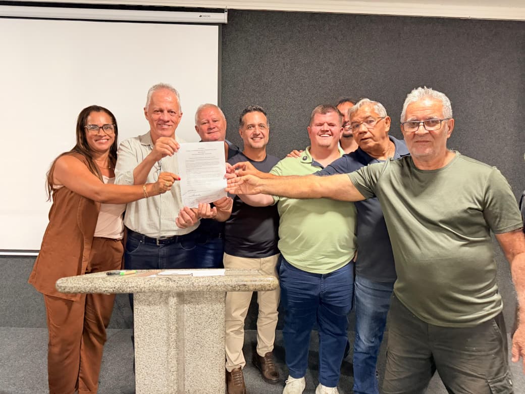 Deputado Fabrício Gandini com representantes da EDP e moradores durante entrega do mapa para regularização da energia de qualidade em Village do Sol.