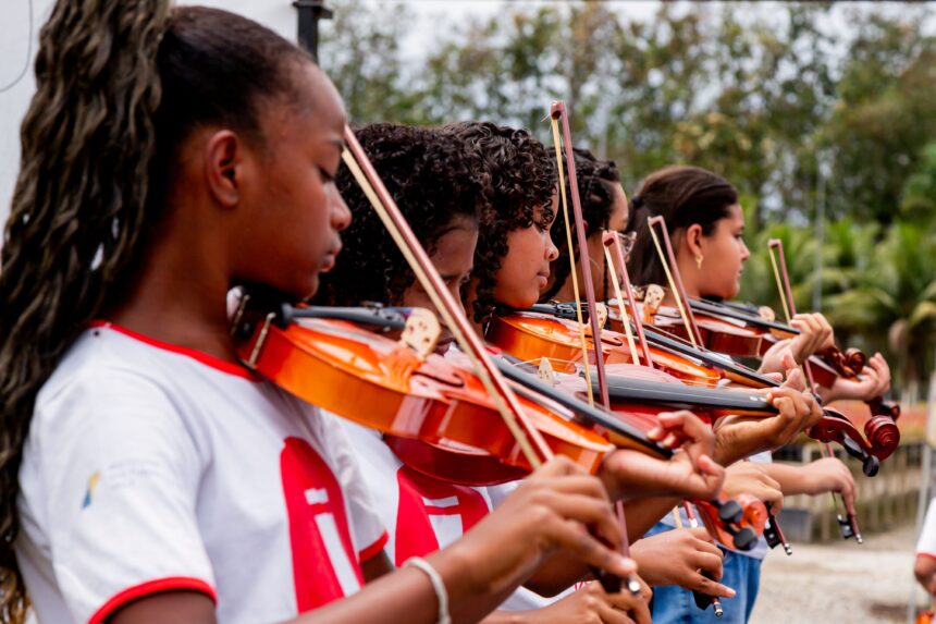 Crianças e adolescentes em atividades culturais e artísticas no bairro Bugia, em Conceição da Barra.