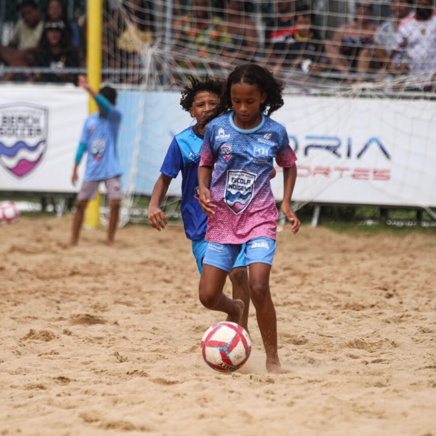 Crianças da aldeia Caieiras Velha participando da Escolinha Indígena de Beach Soccer.