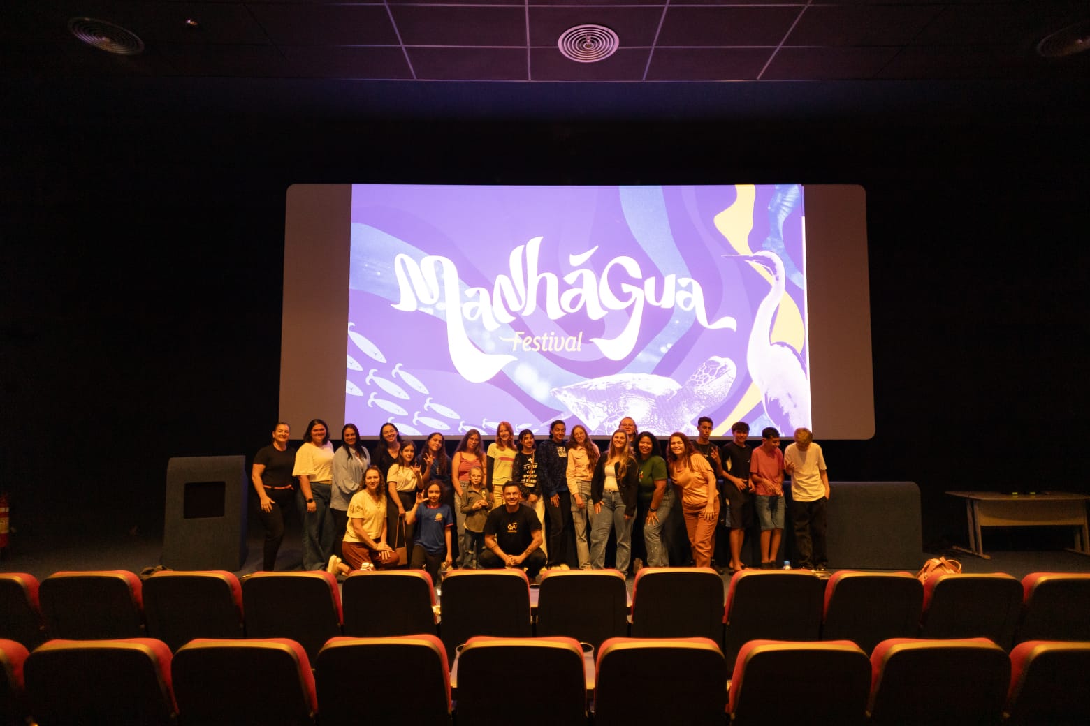 Estudantes participando de oficina de preservação da água em Alegre