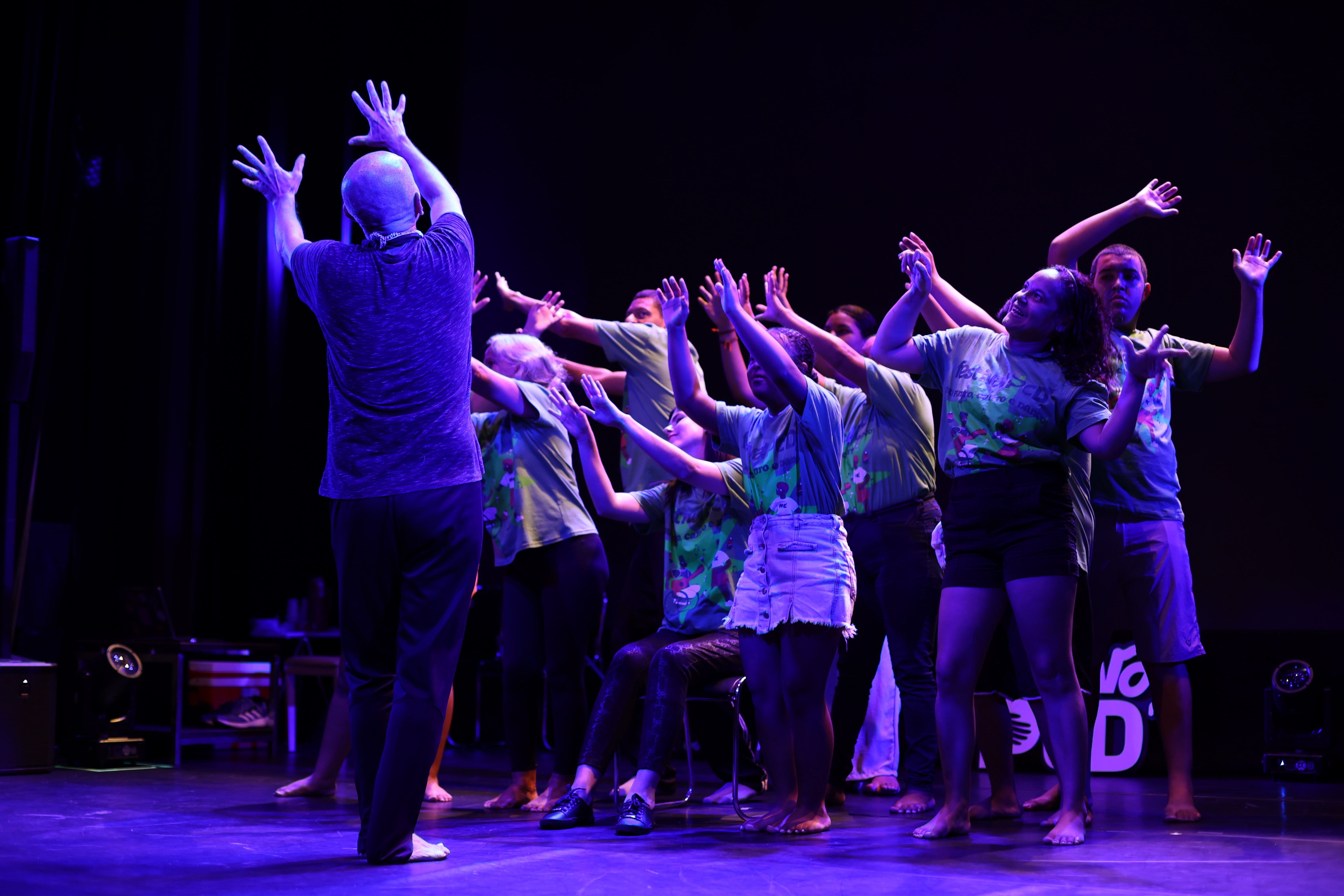 Professor de teatro e alunos em ensaio focado para o Festival PCD 2026 em Vitória.