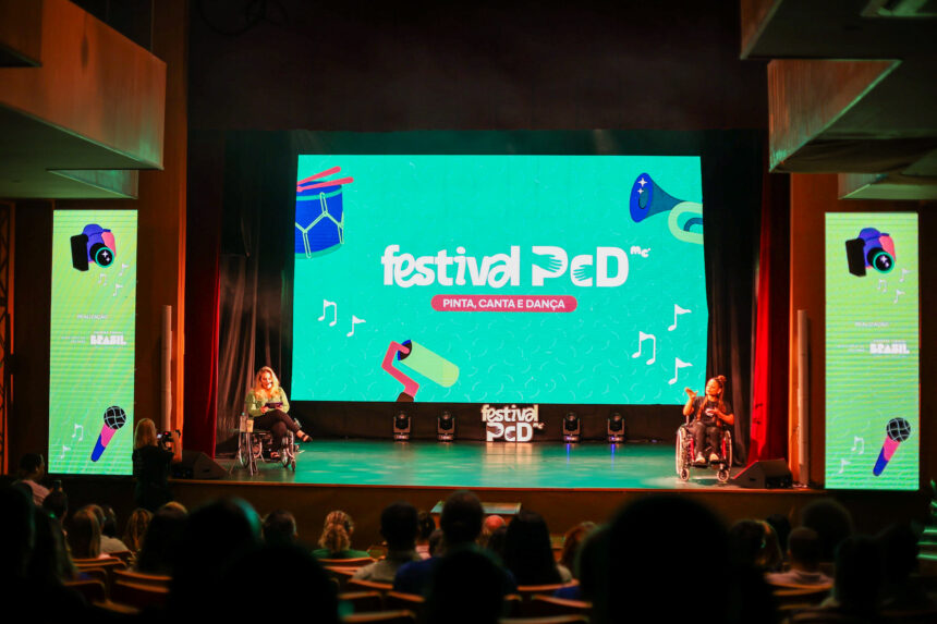 Pessoas com deficiência em oficina de artes visuais durante o Festival PCD.