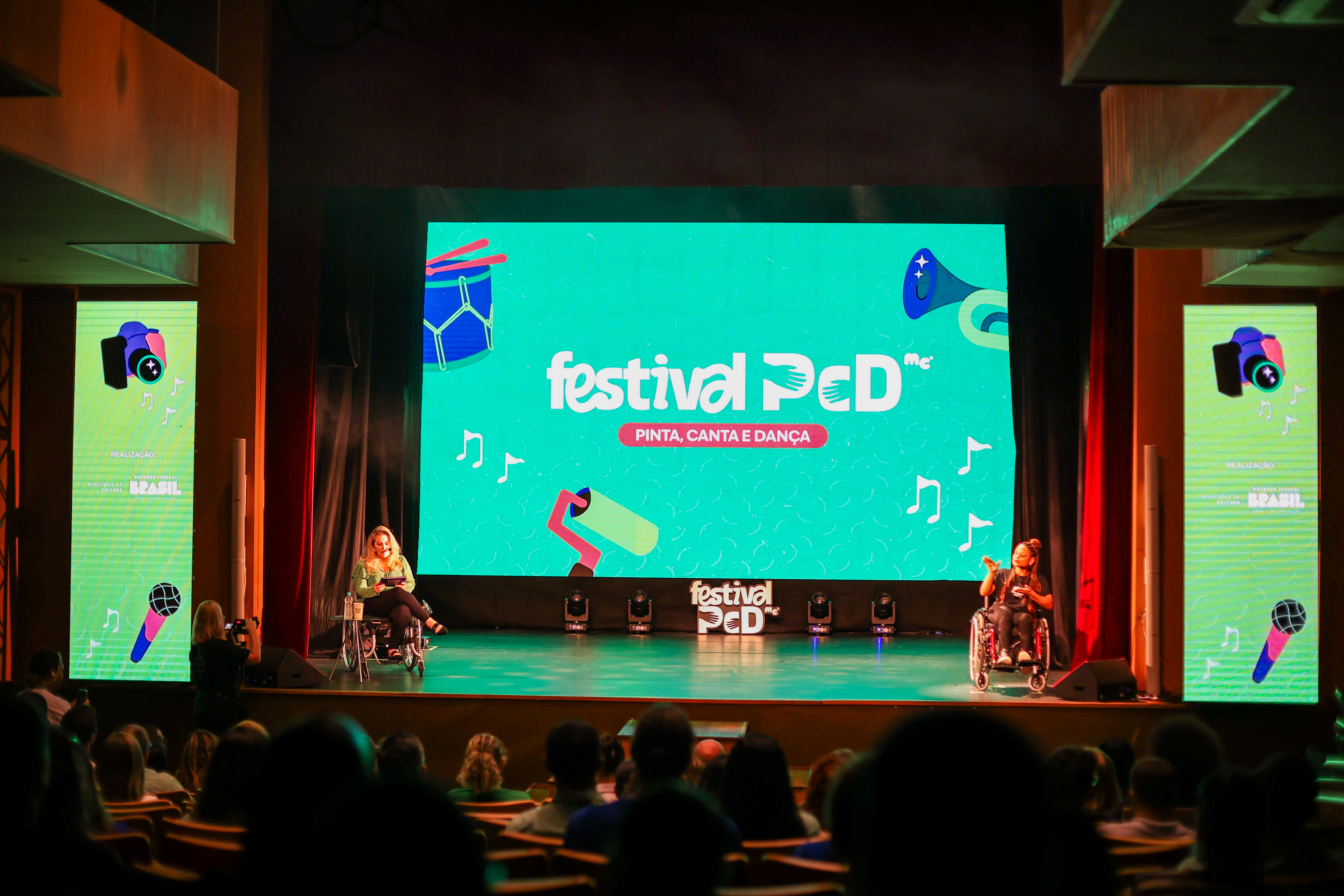 Pessoas com deficiência em oficina de artes visuais durante o Festival PCD.