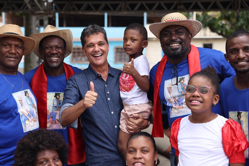 Atletas e autoridades celebrando o lançamento dos editais de fomento ao esporte no ES.