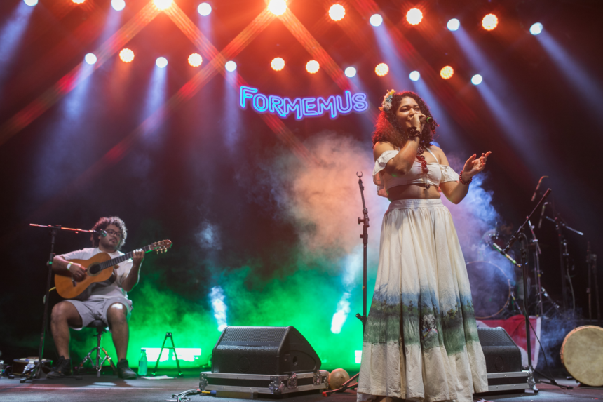 Câmera de vídeo profissional filmando show musical no festival Formemus em Vitória.
