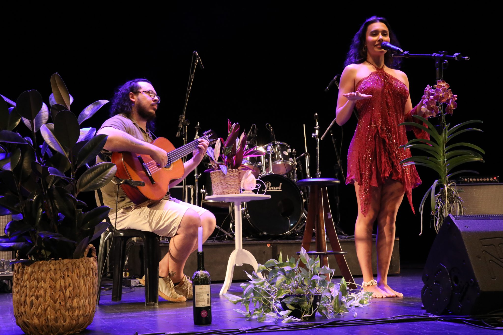 Artista independente se apresentando no palco do Formemus 2026 em Vitória.