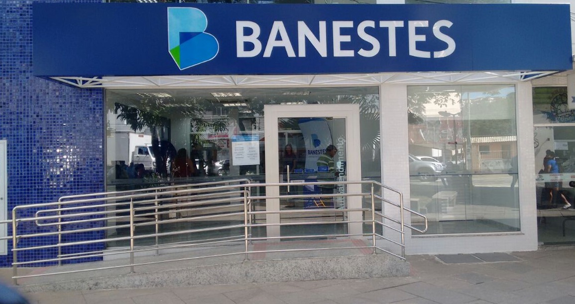 Fachada de banco com placa de aberto, representando o funcionamento bancos e comércio 22 de abril.