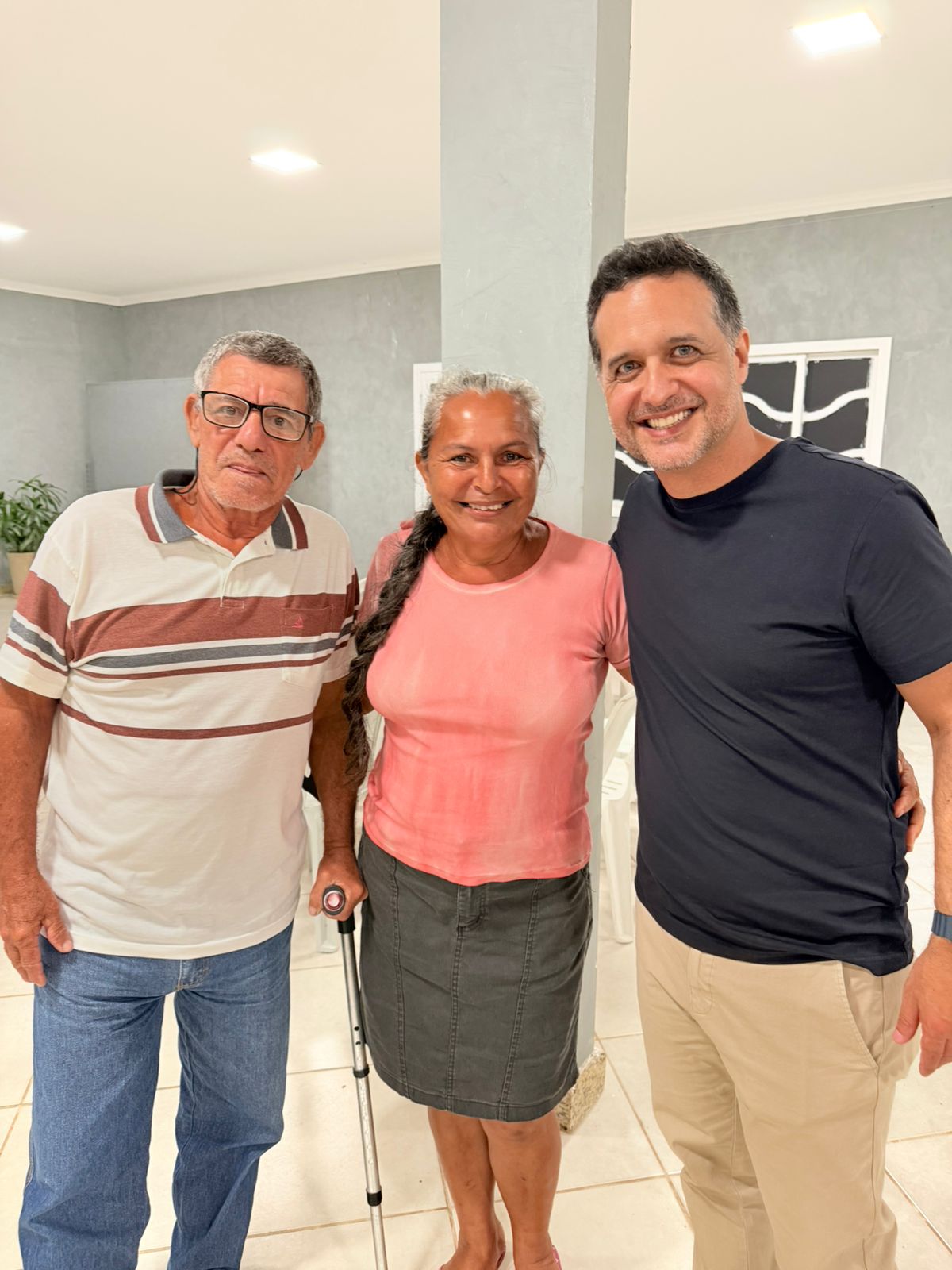 O deputado Fabrício Gandini com moradores de Village do Sol durante visita para tratar da implementação de energia de qualidade em Village do Sol.