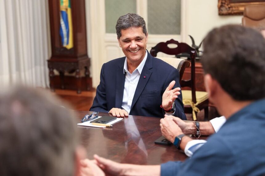 Ricardo Ferraço em reunião com secretários de estado no Gabinete do Governador.