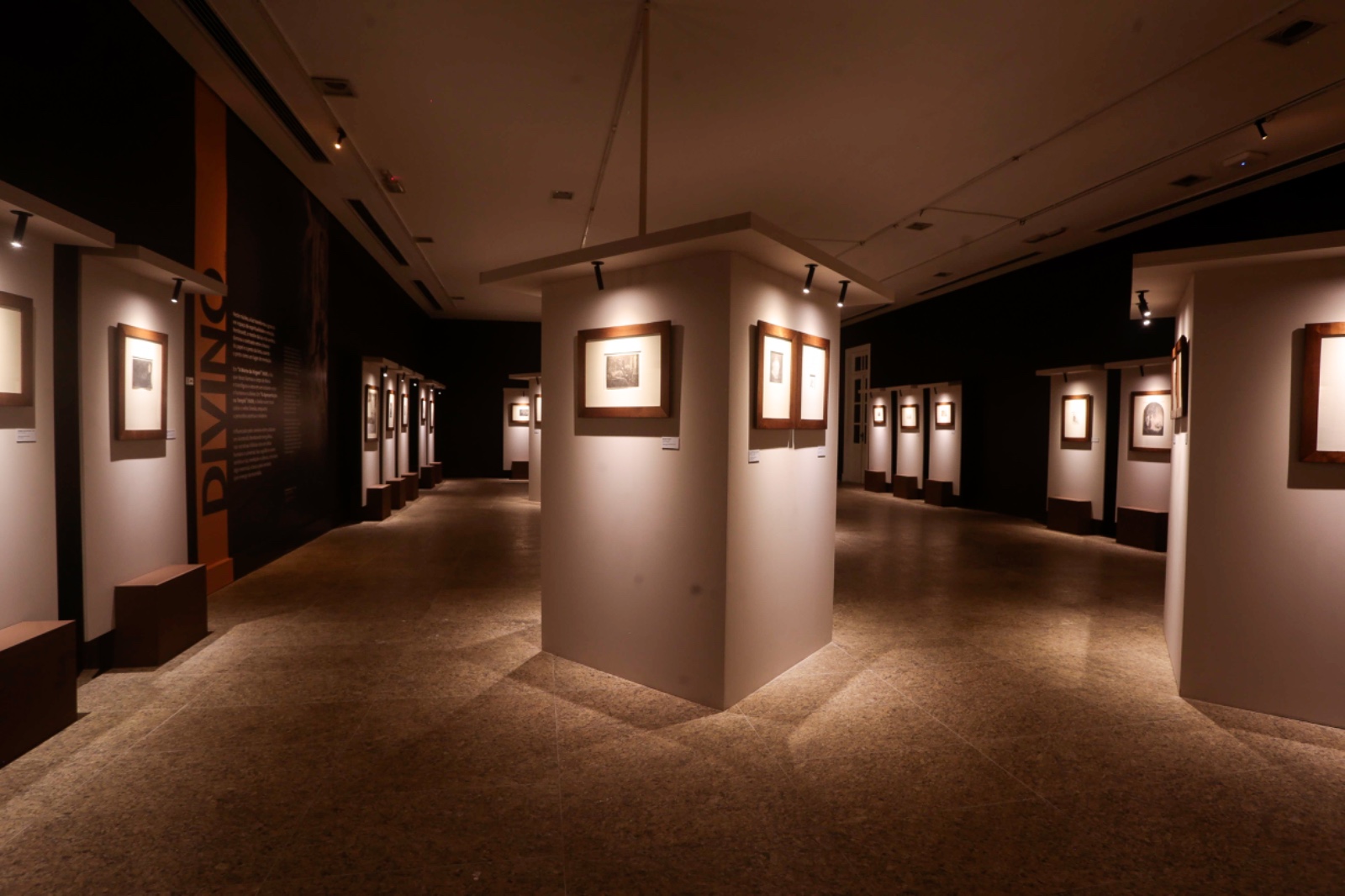 Exposição de Rembrandt no Palácio Anchieta com gravuras originais expostas nas paredes