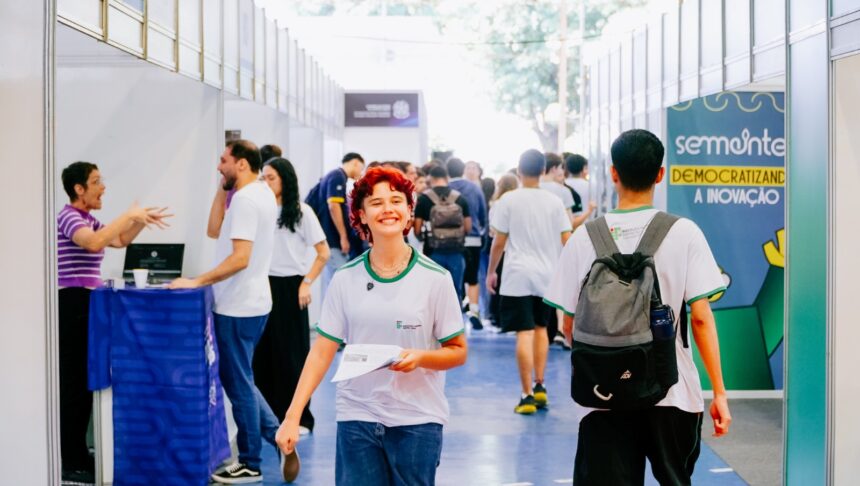Jovens participando de palestras sobre tecnologia no InovaES Serra 2026.