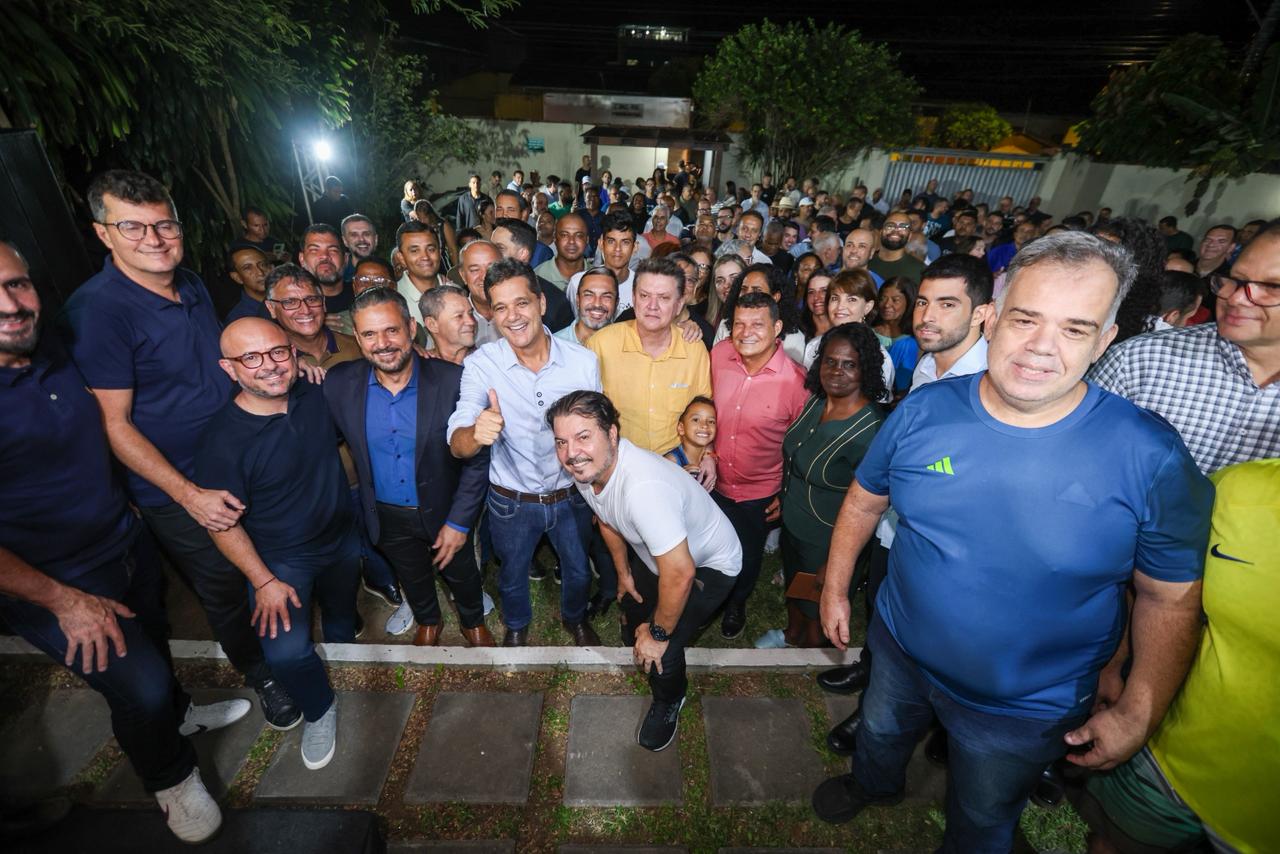 Governador Ricardo Ferraço em evento público garantindo investimentos em Vitória.