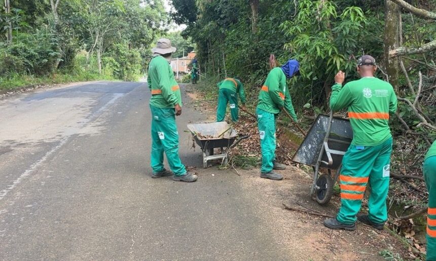 Máquinas realizando manutenção em estrada rural no Sul do ES.