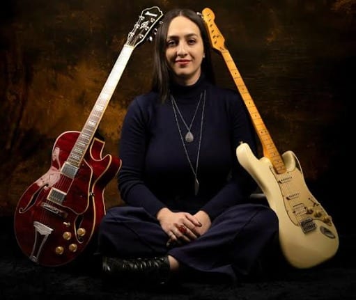A guitarrista Mariana Gruvira em destaque na cena da cultura capixaba.