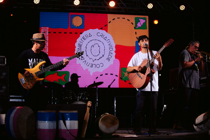 Artistas se apresentando na Mostra Cultural Sinestésica em Iriri, Anchieta.
