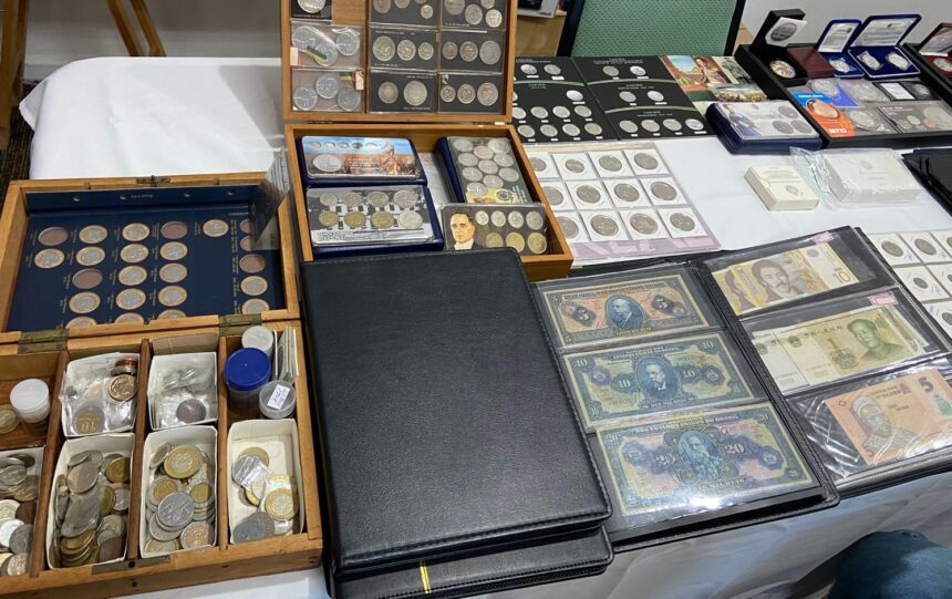 Exposição de moedas antigas e cartões telefônicos raros durante o evento de Multicolecionismo em Vitória na Praia de Camburi.