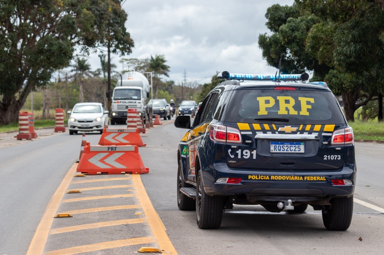 Rodovia BR-101 com movimento de carros e sinalização de trânsito.